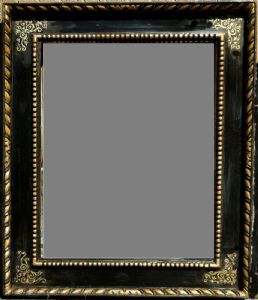 cornice toscana del XVI° sec. in legno lacca nero finto ebano e decorazioni dorate. Intagli sempre dorati negli angoli.luce cm.56.5x71 esterno cm. 81x95